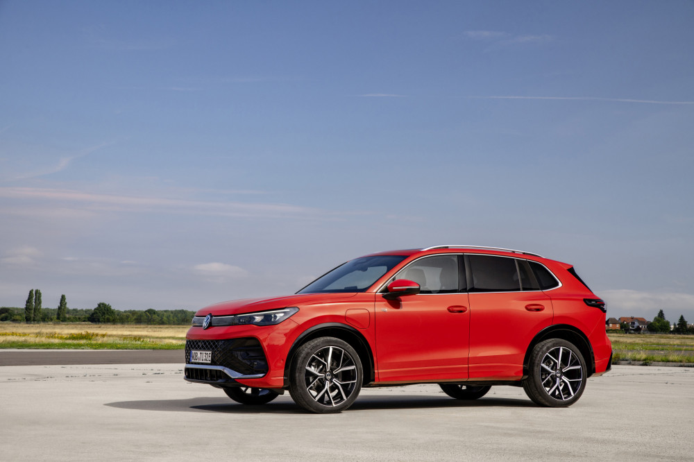 Volkswagen Tiguan R-Line persimmon red